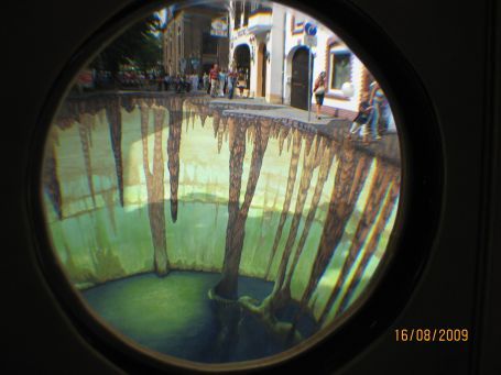 Geldern : Internationaler Straßenmalerwettbewerb 2009, 3D-Höhlenprojekt, der besondere 3D-Effekt stellt sich für den Betrachter aber nur dar, wenn er durch eine entsprechende ( aufgestellte ) geformte Linse schaut. Aus der richtigen Perspektive wirkt das Bild dreidimensional.